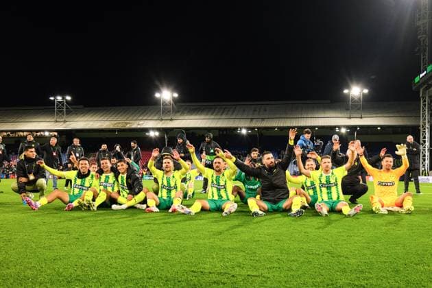 Crystal Palace gegen AEK Larnaca 23. Oktober 2025, London UEFA Conference League Ligaphase Crystal Palace gegen AEK Larnaca Die Mannschaft von AEK Larnaca feiert den Sieg Foto Jacques Feeney Abseits London UK  Copyright: xJacquesxFeeneyx xOffsidexOffside