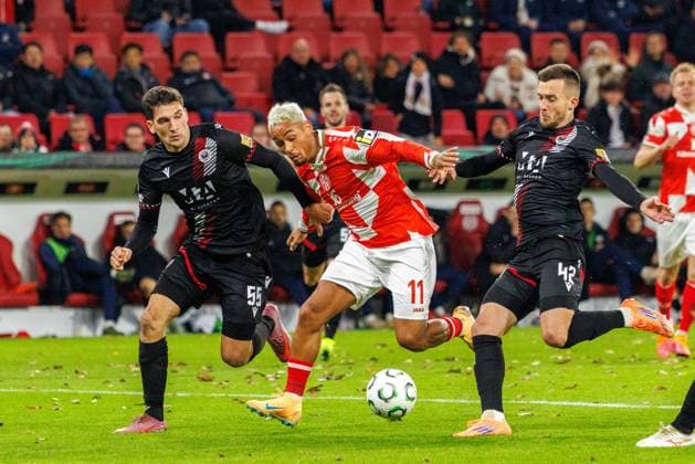 UECL 1 FSV Mainz 05 vs HäK Zrinjski Mostar, 23 10 2025 MAINZ, GERMANY OCTOBER 23 Armindo Sieb 1 FSV Mainz 05, 11 on the way to goal challenged by Duje Dujmovi HäK Zrinjski Mostar, 55 and Marijan avar HäK Zrinjski Mostar, 42 during the match between 1 FSV Mainz 05 vs HäK Zrinjski Mostar at MEWA Arena on matchday 2 on October 23, 2025 in Mainz, Germany Copyright: xBEAUTIFULxSPORTS Hahnex