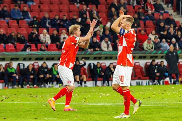 UECL 1 FSV Mainz 05 vs HäK Zrinjski Mostar, 23 10 2025 MAINZ, GERMANY OCTOBER 23 Lennard Maloney 1 FSV Mainz 05, 15 demands a penalty kick due to a possible handball during the match between 1 FSV Mainz 05 vs HäK Zrinjski Mostar at MEWA Arena on matchday 2 on October 23, 2025 in Mainz, Germany Copyright: xBEAUTIFULxSPORTS Hahnex