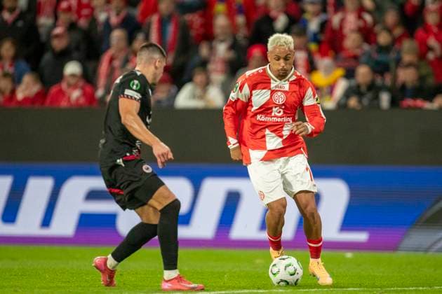 GER, Mainz, Soccer, UEFA Conference League, Matchday 2, FSV Mainz 05 vs HSK Zrinjski Mostar pictured from left Armindo Sieb FSV Mainz 05 11 , with ball, action , duel 23 10 2025, MEWA Arena Mainz UEFA REGULATIONS PROHIBIT ANY USE OF PHOTOGRAPHS AS IMAGE SEQUENCES AND OR QUASI VIDEO, Copyright: HMBxMedia PaulxFritz