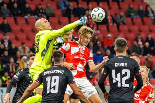 UECL 1 FSV Mainz 05 vs HäK Zrinjski Mostar, 23 10 2025 MAINZ, GERMANY OCTOBER 23 Goalkeeper Goran Kara i HäK Zrinjski Mostar, 18 is clearing a cross against Kacper Potulski 1 FSV Mainz 05, 48 during the match between 1 FSV Mainz 05 vs HäK Zrinjski Mostar at MEWA Arena on matchday 2 on October 23, 2025 in Mainz, Germany Copyright: xBEAUTIFULxSPORTS Hahnex