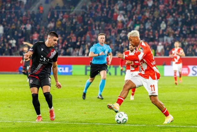 UECL 1 FSV Mainz 05 vs HäK Zrinjski Mostar, 23 10 2025 MAINZ, GERMANY OCTOBER 23 Armindo Sieb 1 FSV Mainz 05, 11 is challenged by Marko Vranjkovi HäK Zrinjski Mostar, 19 during the match between 1 FSV Mainz 05 vs HäK Zrinjski Mostar at MEWA Arena on matchday 2 on October 23, 2025 in Mainz, Germany Copyright: xBEAUTIFULxSPORTS Hahnex