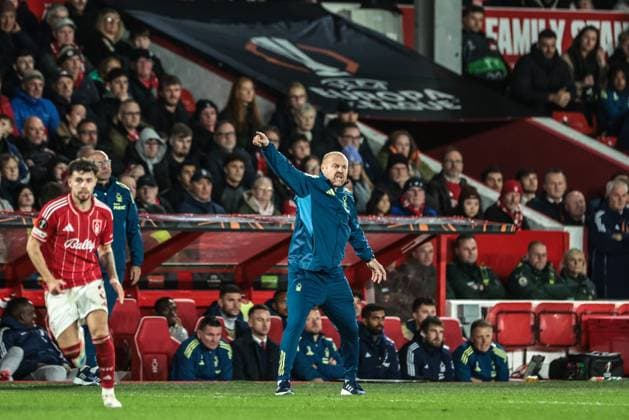 UEFA Europa League Matchday 3 of 8 Nottingham Forest v Porto Sean Dyche manager of Nottingham Forest gives his team instructions during the UEFA Europa League Matchday 3 of 8 Nottingham Forest vs Porto at City Ground, Nottingham, United Kingdom, 23rd October 2025 (Photo by Mark Cosgrove News Images) Nottingham City Ground Nottinghamshire United Kingdom Copyright: xMarkxCosgrove NewsxImagesx