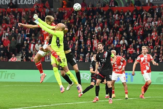 After this collision with Ilija MASIC Mostar and Kaishu SANO MZ, goalkeeper Goran KARACIC Mostar remains lying down for minutes, injured, injury, 1 FSV Mainz 05 MZ Zrinjski Mostar Mostar 1 0 Football UEFA Conference League season 2025 2026, 2 Spieltag, Spieltag2, matchday 2, am 23 10 2025, MEWA Arena Mainz UEFA regulations prohibit any use of photographs as image sequences and or quasi video Â