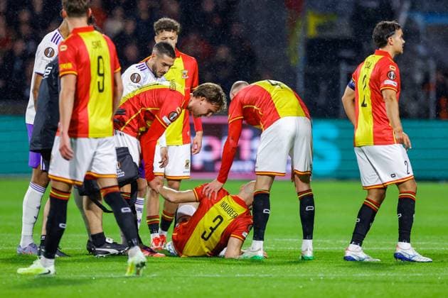 UEFA Europa League: Go Ahead Ealges v Aston Villa F.C. Deventer - Gerrit Nauber of Go Ahead Eagles lies on the ground with an injury during the third match of the UEFA Europa League 2025 2026. The match is set between Go Ahead Eagles and Aston Villa F.C. at De Adelaarshorst on 23 October 2025 in Deventer, The Netherlands. (VK Sportphoto Raymond Smit) Copyright: xRaymondxSmitx