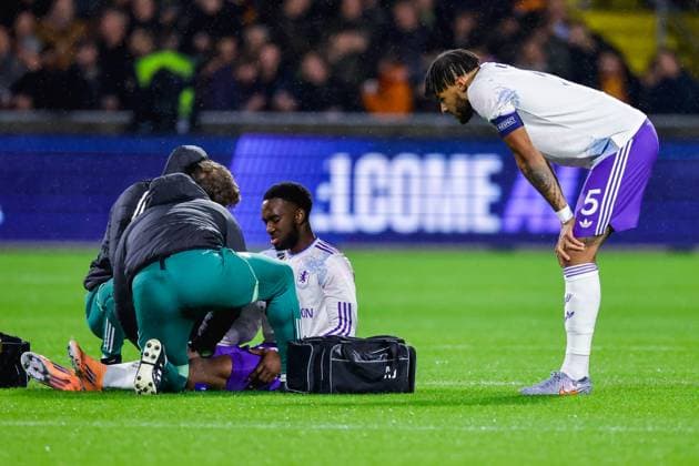 UEFA Europa League: Go Ahead Ealges v Aston Villa F.C. Deventer - Lamare Bogarde of Aston Villa lies on the ground with an injury during the third match of the UEFA Europa League 2025 2026. The match is set between Go Ahead Eagles and Aston Villa F.C. at De Adelaarshorst on 23 October 2025 in Deventer, The Netherlands. (VK Sportphoto Raymond Smit) Copyright: xRaymondxSmitx