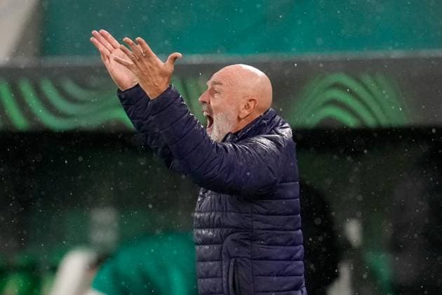 CALCIO - UEFA Conference League - SK Rapid Wien vs ACF Fiorentina Head coach Stefano Pioli (ACF Fiorentina) reacts to a play during SK Rapid Wien vs ACF Fiorentina, UEFA Conference League football match in Vienna, Austria, October 23 2025 Vienna Austria  Copyright: xIPAxSport ABACAx