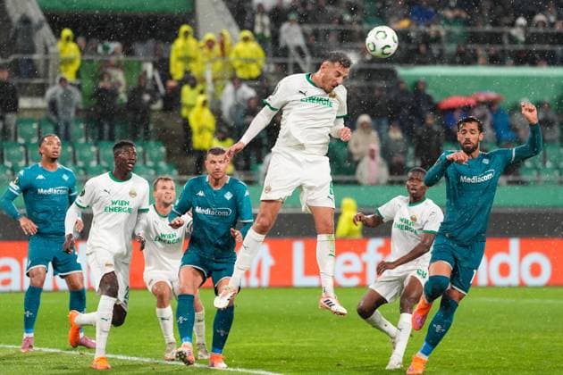 CALCIO - UEFA Conference League - SK Rapid Wien vs ACF Fiorentina Ercan Kara 9 (SK Rapid) heads the ball during SK Rapid Wien vs ACF Fiorentina, UEFA Conference League football match in Vienna, Austria, October 23 2025 Vienna Austria  Copyright: xIPAxSport ABACAx