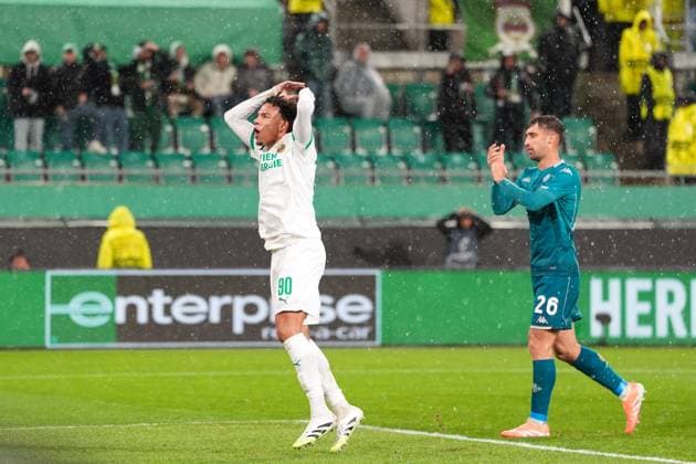 CALCIO - UEFA Conference League - SK Rapid Wien vs ACF Fiorentina Janis Antiste 90 (SK Rapid) gestures to the crowd during SK Rapid Wien vs ACF Fiorentina, UEFA Conference League football match in Vienna, Austria, October 23 2025 Vienna Austria  Copyright: xIPAxSport ABACAx
