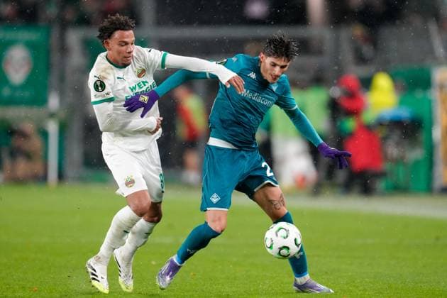 CALCIO - UEFA Conference League - SK Rapid Wien vs ACF Fiorentina Janis Antiste 90 (SK Rapid) duels Niccolo Fortini 29 (ACF Fiorentina) during SK Rapid Wien vs ACF Fiorentina, UEFA Conference League football match in Vienna, Austria, October 23 2025 Vienna Austria  Copyright: xIPAxSport ABACAx