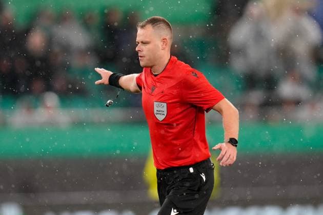 CALCIO - UEFA Conference League - SK Rapid Wien vs ACF Fiorentina Referee Yigal Frid during SK Rapid Wien vs ACF Fiorentina, UEFA Conference League football match in Vienna, Austria, October 23 2025 Vienna Austria  Copyright: xIPAxSport ABACAx