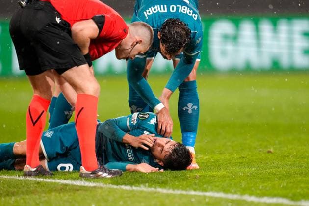 CALCIO - UEFA Conference League - SK Rapid Wien vs ACF Fiorentina Fabiano Parisi 65 (ACF Fiorentina) on the pitch after contact during SK Rapid Wien vs ACF Fiorentina, UEFA Conference League football match in Vienna, Austria, October 23 2025 Vienna Austria  Copyright: xIPAxSport ABACAx