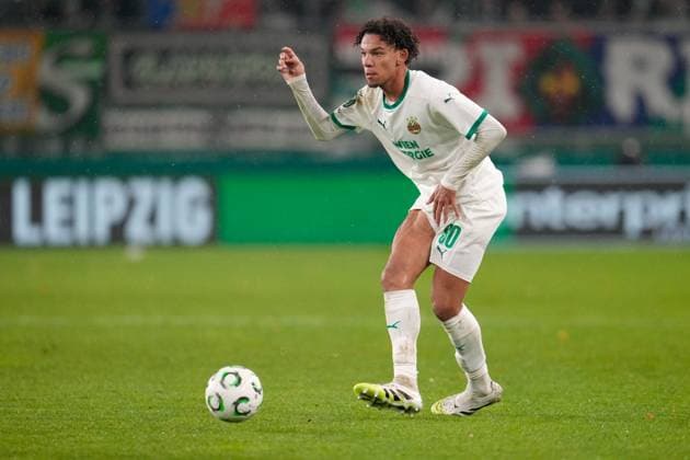 CALCIO - UEFA Conference League - SK Rapid Wien vs ACF Fiorentina Janis Antiste 90 (SK Rapid) passes the ball during SK Rapid Wien vs ACF Fiorentina, UEFA Conference League football match in Vienna, Austria, October 23 2025 Vienna Austria  Copyright: xIPAxSport ABACAx