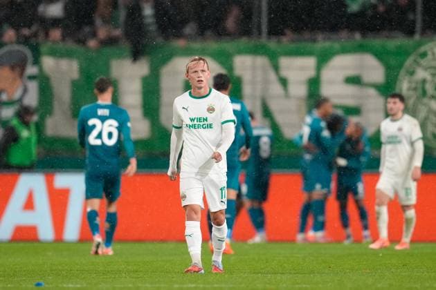 CALCIO - UEFA Conference League - SK Rapid Wien vs ACF Fiorentina Tobias Gulliksen 17 (SK Rapid) walks away as ACF Fiorentina celebrates a goal to make it 3-0 during SK Rapid Wien vs ACF Fiorentina, UEFA Conference League football match in Vienna, Austria, October 23 2025 Vienna Austria  Copyright: xIPAxSport ABACAx