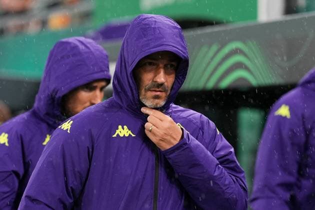 CALCIO - UEFA Conference League - SK Rapid Wien vs ACF Fiorentina Head coach Stefano Pioli (ACF Fiorentina) enters the pitch before the match during SK Rapid Wien vs ACF Fiorentina, UEFA Conference League football match in Vienna, Austria, October 23 2025 Vienna Austria  Copyright: xIPAxSport ABACAx