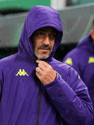 CALCIO - UEFA Conference League - SK Rapid Wien vs ACF Fiorentina Head coach Stefano Pioli (ACF Fiorentina) enters the pitch before the match during SK Rapid Wien vs ACF Fiorentina, UEFA Conference League football match in Vienna, Austria, October 23 2025 Vienna Austria  Copyright: xIPAxSport ABACAx