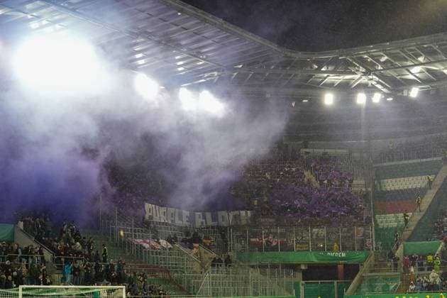 CALCIO - UEFA Conference League - SK Rapid Wien vs ACF Fiorentina Visiting ACF Fiorentina fans set of pyro before the start of the match during SK Rapid Wien vs ACF Fiorentina, UEFA Conference League football match in Vienna, Austria, October 23 2025 Vienna Austria  Copyright: xIPAxSport ABACAx