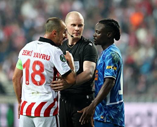 Samsunspor v Dynamo Kyiv - UEFA Europa Conference League SAMSUN, TURKIYE - OCTOBER 23: Zeki Yavru (L) of Samsunspor argues with referee Ivar Kristjansson (C) during the UEFA Europa Conference League week 2 match between Samsunspor and Dynamo Kyiv at New May 19 Stadium in Samsun, Turkiye on October 23, 2025. Veysel Altun Anadolu Samsun Turkey. Editorial use only. Please get in touch for any other usage.  Copyright: x2025xAnadoluxVeyselxAltunx