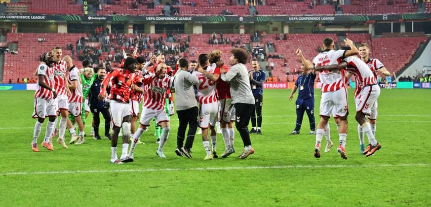 Samsunspor v Dynamo Kyiv - UEFA Europa Conference League SAMSUN, TURKIYE - OCTOBER 23: Players of Samsunspor celebrate their victory at the end of the UEFA Europa Conference League week 2 match between Samsunspor and Dynamo Kyiv at New May 19 Stadium in Samsun, Turkiye on October 23, 2025. Veysel Altun Anadolu Samsun Turkey. Editorial use only. Please get in touch for any other usage.  Copyright: x2025xAnadoluxVeyselxAltunx
