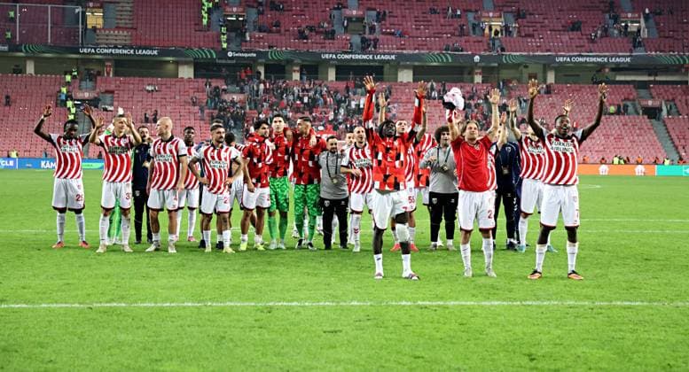 Samsunspor v Dynamo Kyiv - UEFA Europa Conference League SAMSUN, TURKIYE - OCTOBER 23: Players of Samsunspor greet fans to celebrate their team s victory at the end of the UEFA Europa Conference League week 2 match between Samsunspor and Dynamo Kyiv at New May 19 Stadium in Samsun, Turkiye on October 23, 2025. Veysel Altun Anadolu Samsun Turkey. Editorial use only. Please get in touch for any other usage.  Copyright: x2025xAnadoluxVeyselxAltunx