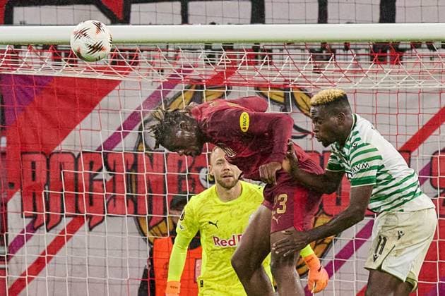 Salzburg, Austria October 23, 2025 Europa League 2025 2026 RB Salzburg vs Frencvaros Budapest In the picture from left in the duel Joane Gadou RB , Bamidele Yusuf TC Red Bull Arena Copyright: xFotostandx xWassmuth,xJUERGENxWASSMUTHx