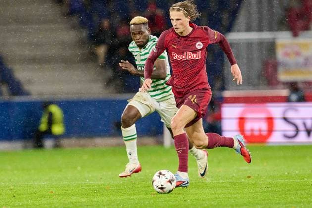 Salzburg, Austria October 23, 2025 Europa League 2025 2026 RB Salzburg vs Frencvaros Budapest In the picture from left in the duel Bamidele Yusuf TC , Maurits Kjaergaard RB Red Bull Arena Copyright: xFotostandx xWassmuth,xJUERGENxWASSMUTHx