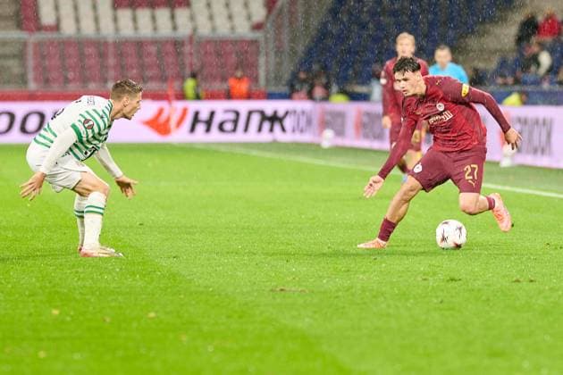 Salzburg, Austria October 23, 2025 Europa League 2025 2026 RB Salzburg vs Frencvaros Budapest In the picture from left in the duel Kristoffer Zachariassen TC , Kerim Alajbegovic RB Red Bull Arena Copyright: xFotostandx xWassmuth,xJUERGENxWASSMUTH,xFOTOGRAFxJUERGENxxWASSMUTHx