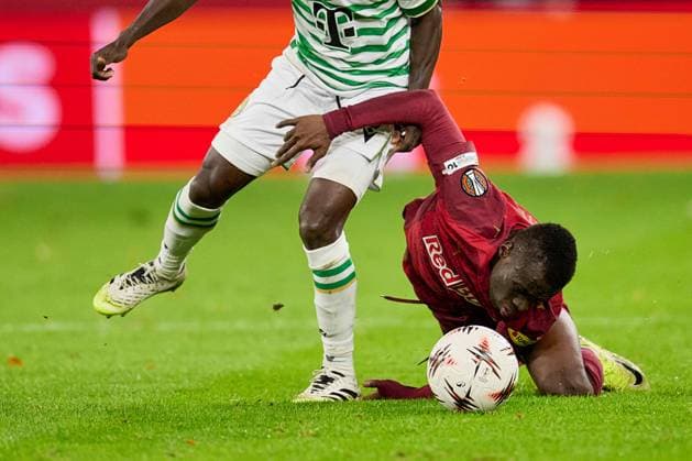 Salzburg, Austria October 23, 2025 Europa League 2025 2026 RB Salzburg vs Frencvaros Budapest In the picture from left in the duel Naby Keita TC , Soumaila Diabate RB , Red Bull Arena Copyright: xFotostandx xWassmuth,xFOTOGRAFxJUERGENxxWASSMUTH,xJUERGENxWASSMUTHx