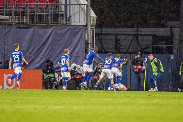 Olomuniec 23.10.2025 Pilka nozna Liga Konferencji UEFA sezon 2025 2026 kolejka 2 mecz: Sigma Olomuniec - Rakow Czestochowa nz. Gol. Radosc pilkarzy Sigmy po zdobyciu gola dla swojej druzyny. --- Olomouc, Football UEFA Conference League season 2025 2026 round 2 match: Sigma Olomouc - Rakow Czestochowa op. Players of Sigma celebrate after scoring a goal Fot. Rafal Baranski Arena Akcji NEWSPIX.PL --- newspix.pl 