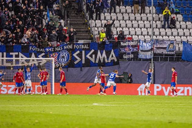 Olomuniec 23.10.2025 Pilka nozna Liga Konferencji UEFA sezon 2025 2026 kolejka 2 mecz: Sigma Olomuniec - Rakow Czestochowa nz. Radosc pilkarzy Sigmy po zdobyciu gola dla swojej druzyny. --- Olomouc, Football UEFA Conference League season 2025 2026 round 2 match: Sigma Olomouc - Rakow Czestochowa op. Players of Sigma celebrate after scoring a goal Fot. Rafal Baranski Arena Akcji NEWSPIX.PL --- newspix.pl 