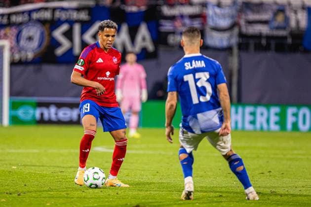 Olomuniec 23.10.2025 Pilka nozna Liga Konferencji UEFA sezon 2025 2026 kolejka 2 mecz: Sigma Olomuniec - Rakow Czestochowa nz. Michael Ameyaw, Jiri Slama --- Olomouc, Football UEFA Conference League season 2025 2026 round 2 match: Sigma Olomouc - Rakow Czestochowa op. Michael Ameyaw, Jiri Slama Fot. Rafal Baranski Arena Akcji NEWSPIX.PL --- newspix.pl 