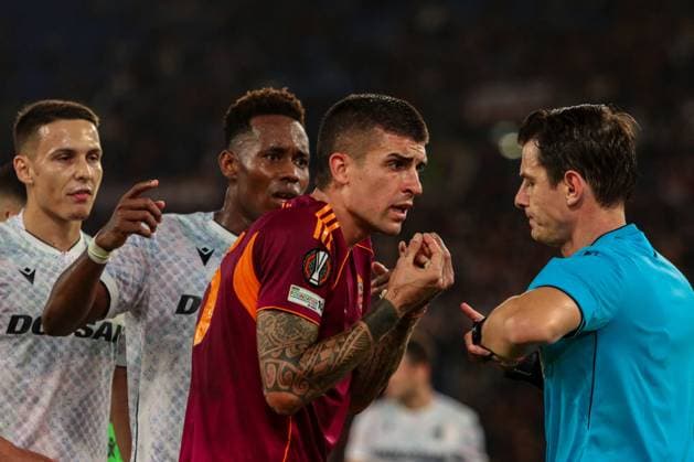 CALCIO - UEFA Europa League - AS Roma vs FC Viktoria Plzen Umut Meler referee and Gianluca Mancini of AS Roma during AS Roma vs FC Viktoria Plzen, Football Europa League match in Rome, Italy, October 23 2025 Rome Italy  Copyright: xIPAxSport ABACAx