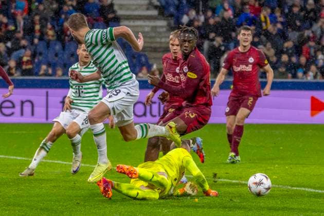 Salzburg, Austria October 23, 2025 Europa League 2025 2026 RB Salzburg vs Frencvaros Budapest In the picture from left in the duel Barnabas Varga TC , goalkeeper Alexander Schlager RB and Kouakou Gadou RB Red Bull Arena Bayern Copyright: xFotostandx xSchäferx