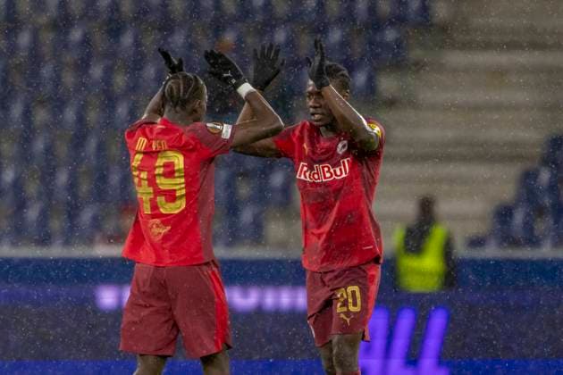 Salzburg, Austria October 23, 2025 Europa League 2025 2026 RB Salzburg vs Frencvaros Budapest Pictured from left Moussa Yeo RB and Edmund Baidoo RB get ready for the match Red Bull Arena Bayern Copyright: xFotostandx xSchäferx