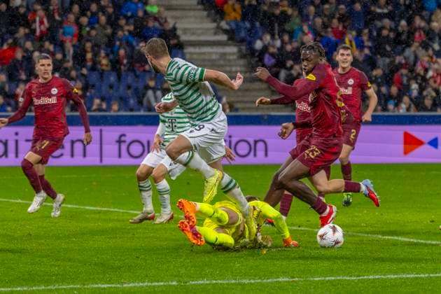 Salzburg, Austria October 23, 2025 Europa League 2025 2026 RB Salzburg vs Frencvaros Budapest In the picture from left in the duel Barnabas Varga TC , goalkeeper Alexander Schlager RB and Kouakou Gadou RB Red Bull Arena Bayern Copyright: xFotostandx xSchäferx
