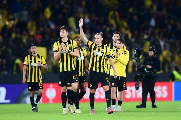 UEFA Conference League, AEK Athens vs Aberdeen - Players of AEK Athens celebrate their victory after the UEFA Conference League league phase matchday 2 soccer match between AEK Athens vs Aberdeen held at AEK Arena in Athens, Greece, 23 October 2025. IMAGO ONE INCH PRODUCTIONS ATHENS Greece Copyright: xOnexInchxProductionsx 6700901
