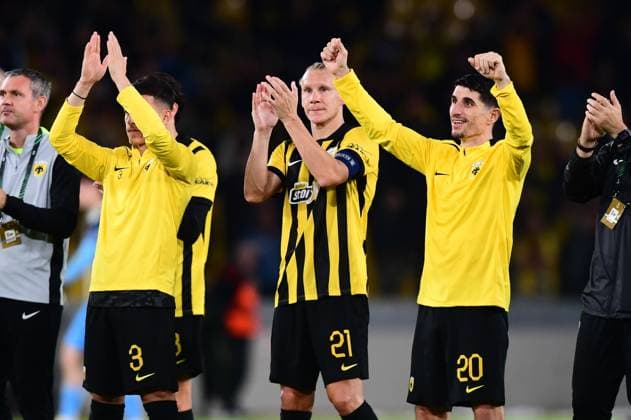 UEFA Conference League, AEK Athens vs Aberdeen - Players of AEK Athens celebrate their victory after the UEFA Conference League league phase matchday 2 soccer match between AEK Athens vs Aberdeen held at AEK Arena in Athens, Greece, 23 October 2025. IMAGO ONE INCH PRODUCTIONS ATHENS Greece Copyright: xOnexInchxProductionsx 6700863