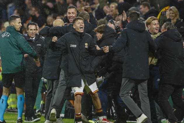 DEVENTER , 23-10-2025 , Stadium De Adelaarshorst , season 2025 2026 , UEFA Europa League League phase . match between Go Ahead Eagles and Aston Villa, final result 2-1, Picture shows goal celebration by staff GA Eagles GA Eagles trainer coach Melvin Boel GA Eagles player Yassir Salah Rahmouni Go Ahead Eagles - Aston Villa  x31658276x Copyright:
