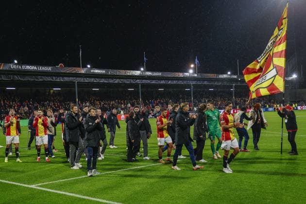 DEVENTER , 23-10-2025 , Stadium De Adelaarshorst , season 2025 2026 , UEFA Europa League League phase . match between Go Ahead Eagles and Aston Villa, final result 2-1, Picture shows celebration after the match by players GA Eagles Go Ahead Eagles - Aston Villa  x31658290x Copyright: