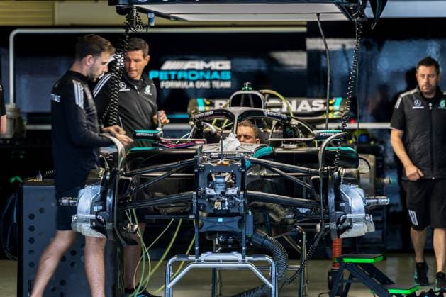 Autodromo Hermanos Rodriguez, Mexico City, Mexico. 23.October.2025; Mercedes-AMG PETRONAS F1 Team engineers and W16 in the garage during Formula One Mexican Grand Prix  aflo_307959853
