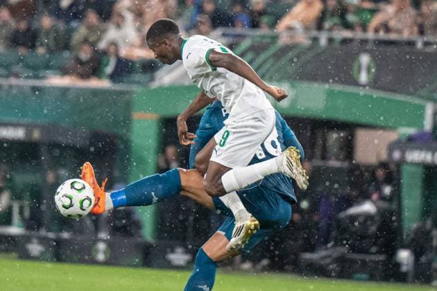 Ercan Kara in a battle during Europa Conference league match, SK Rapid Wien - ACF Fiorentina, 23. october 2025, Allianz stadium, Wien, Austria Copyright: xMICHALxFAJT,ZOSPORTU.SKx FAJ_1715