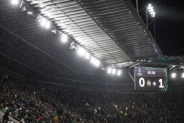 Rainy atmosphere with scoreboard during Europa Conference league match, SK Rapid Wien - ACF Fiorentina, 23. october 2025, Allianz stadium, Wien, Austria Copyright: xMICHALxFAJT,ZOSPORTU.SKx FAJ_1737
