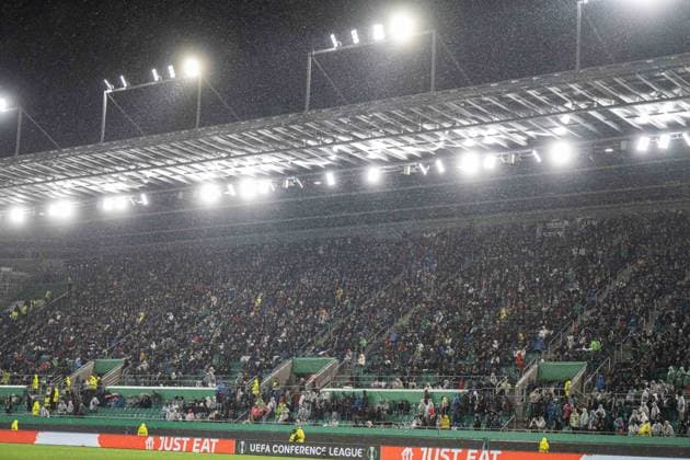 Fans on stadium stands during rain during Europa Conference league match, SK Rapid Wien - ACF Fiorentina, 23. october 2025, Allianz stadium, Wien, Austria Copyright: xMICHALxFAJT,ZOSPORTU.SKx FAJ_1804
