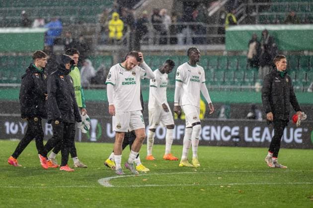 Disappointed Rapid Wien players during Europa Conference league match, SK Rapid Wien - ACF Fiorentina, 23. october 2025, Allianz stadium, Wien, Austria Copyright: xMICHALxFAJT,ZOSPORTU.SKx FAJ_1843