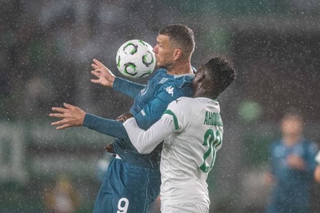 Edin Dzeko in a battle with Kouadio Guy Ange Ahoussou during Europa Conference league match, SK Rapid Wien - ACF Fiorentina, 23. october 2025, Allianz stadium, Wien, Austria Copyright: xMICHALxFAJT,ZOSPORTU.SKx MAR_1387