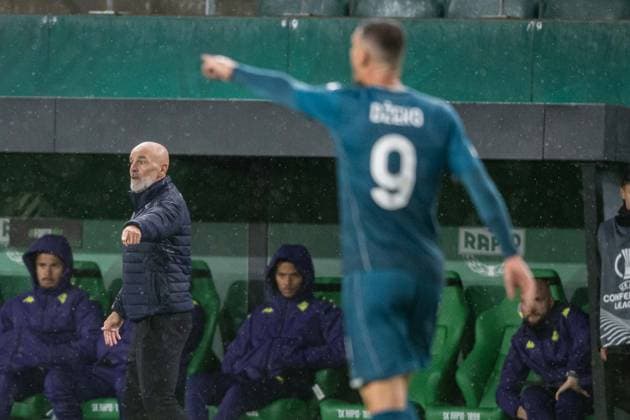 Stefano Pioli gesticulates during Europa Conference league match, SK Rapid Wien - ACF Fiorentina, 23. october 2025, Allianz stadium, Wien, Austria Copyright: xMICHALxFAJT,ZOSPORTU.SKx MAR_1496