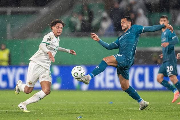 Ercan Kara in a battle with Rolando Mandragora during Europa Conference league match, SK Rapid Wien - ACF Fiorentina, 23. october 2025, Allianz stadium, Wien, Austria Copyright: xMICHALxFAJT,ZOSPORTU.SKx MAR_2117
