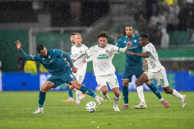 Ercan Kara in a battle with Rolando Mandragora during Europa Conference league match, SK Rapid Wien - ACF Fiorentina, 23. october 2025, Allianz stadium, Wien, Austria Copyright: xMICHALxFAJT,ZOSPORTU.SKx MAR_2130