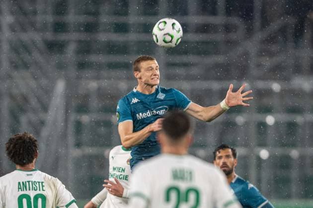Header battle during Europa Conference league match, SK Rapid Wien - ACF Fiorentina, 23. october 2025, Allianz stadium, Wien, Austria Copyright: xMICHALxFAJT,ZOSPORTU.SKx MAR_2189