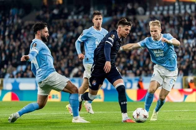 Malmo FF v GNK Dinamo - UEFA Europa League 2025 26 League Phase MD3 MALMO, SWEDEN - OCTOBER 23: Miha Zajc of Dinamo Zagreb competes for the ball with Oscar Lewicki of Malmo during the UEFA Europa League 2025 26 League Phase MD3 match between Malmo FF and GNK Dinamo at Malmo New Stadium on October 23, 2025 in Malmo, Sweden.  ChristianxOrnberg PIXSELL